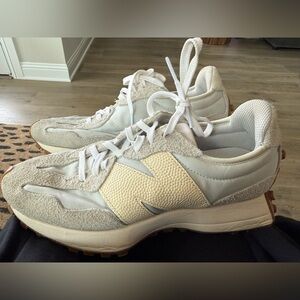 New Balance 327 Women Size 9
Excellent used condition